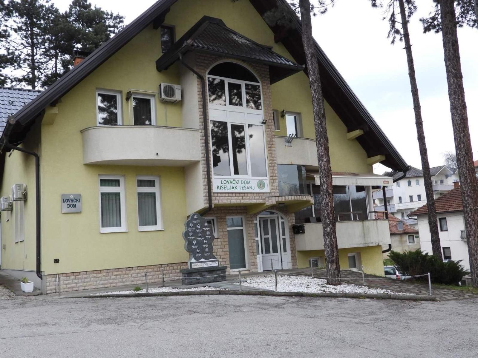 Restoran&Motel And Apartmants Lovacka Prica Tesanj Exteriör bild