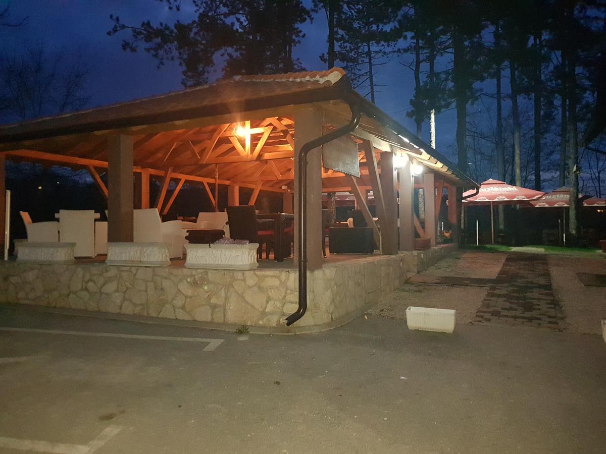 Restoran&Motel And Apartmants Lovacka Prica Tesanj Exteriör bild